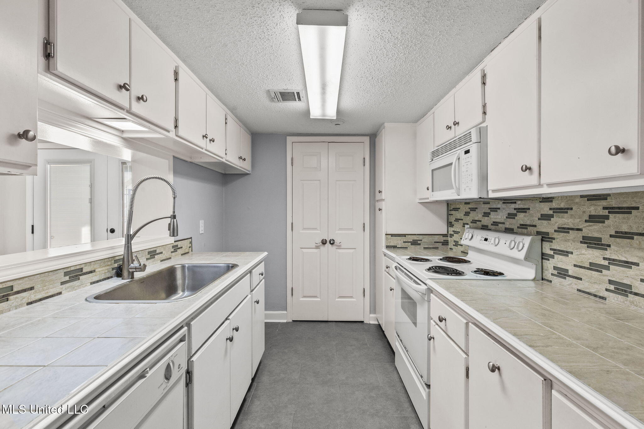 550 Post Road, Unit 803 Ridgeland, MS 39157 - Photo 14 of 50 kitchen with lots of counter space