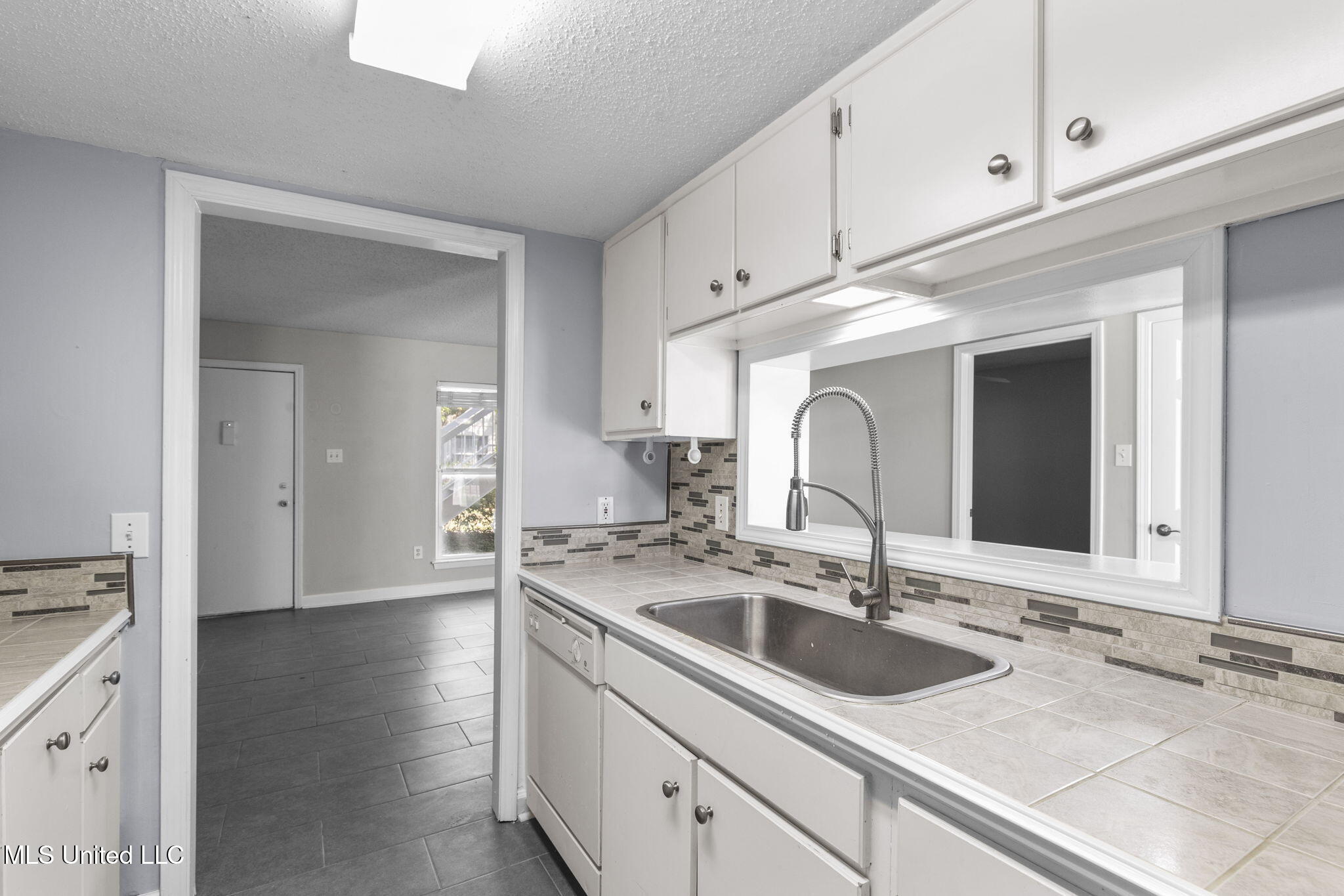 550 Post Road, Unit 803 Ridgeland, MS 39157 - Photo 16 of 50 kitchen open to living and dining