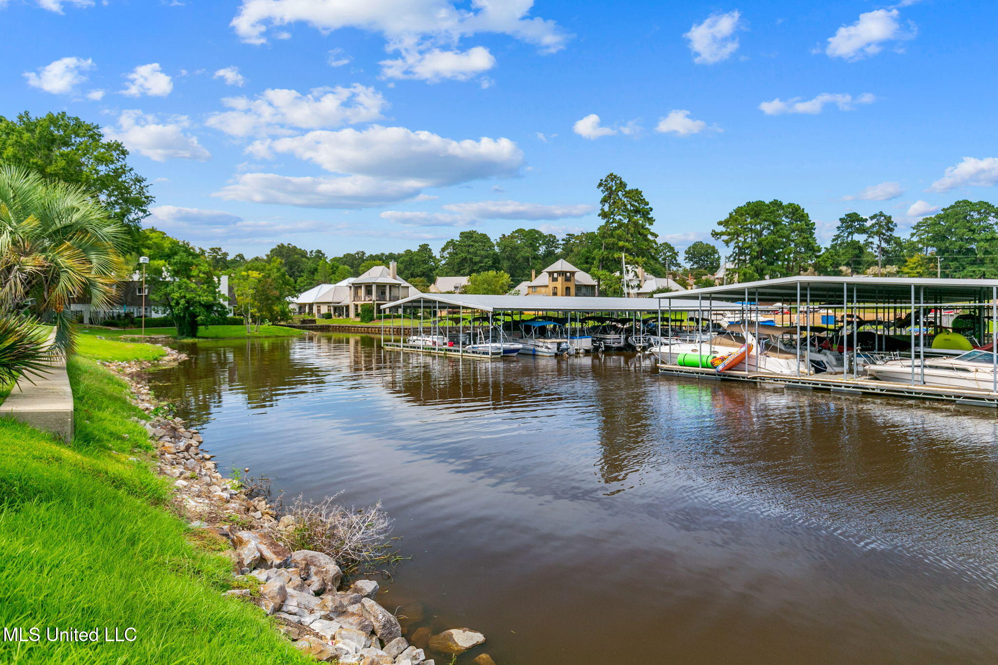 550 Post Road, Unit 803 Ridgeland, MS 39157 - Photo 4 of 50 Just a few yards to the water's edge!