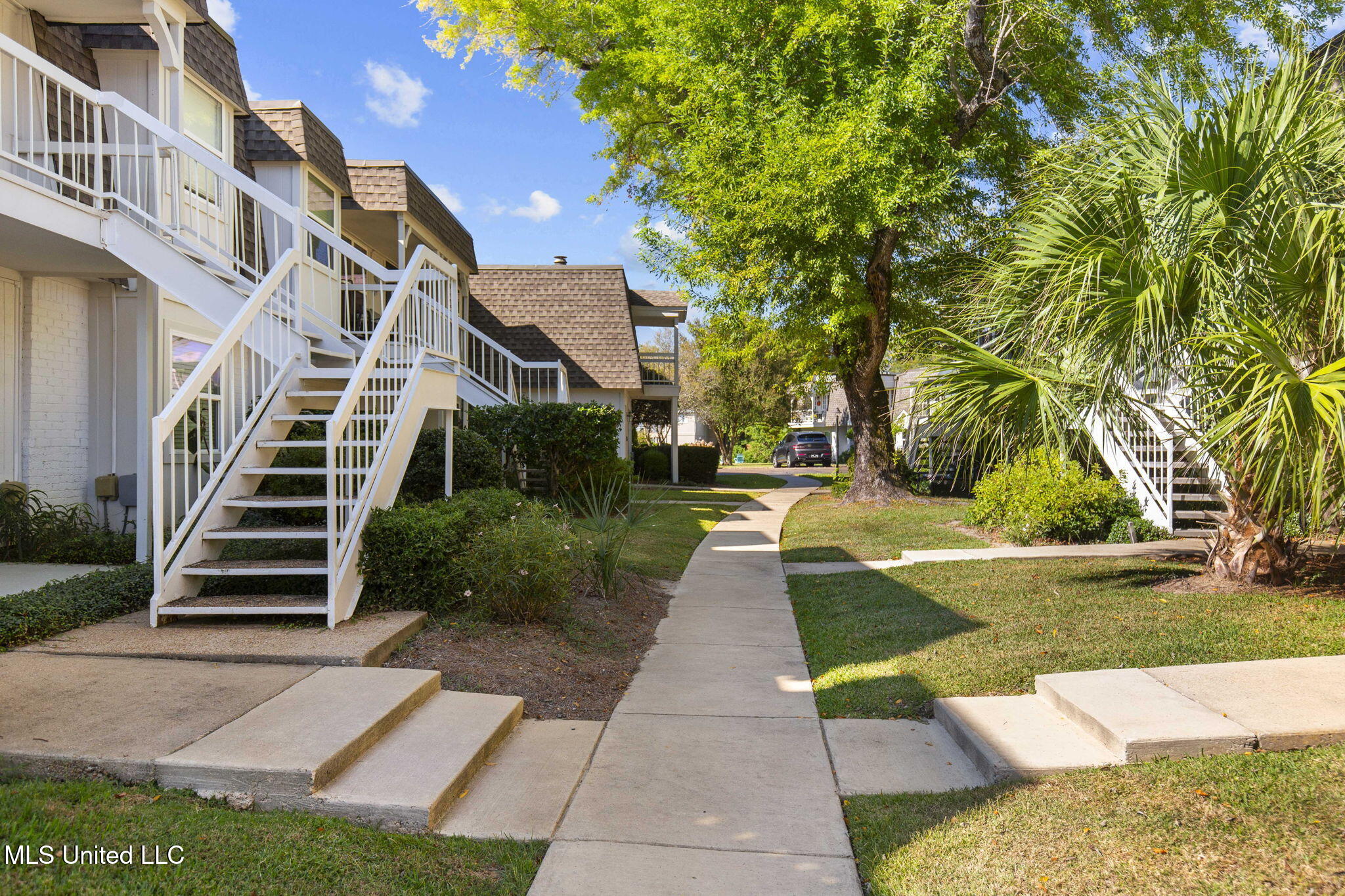 550 Post Road, Unit 803 Ridgeland, MS 39157 - Photo 6 of 50 beautifully landscaped