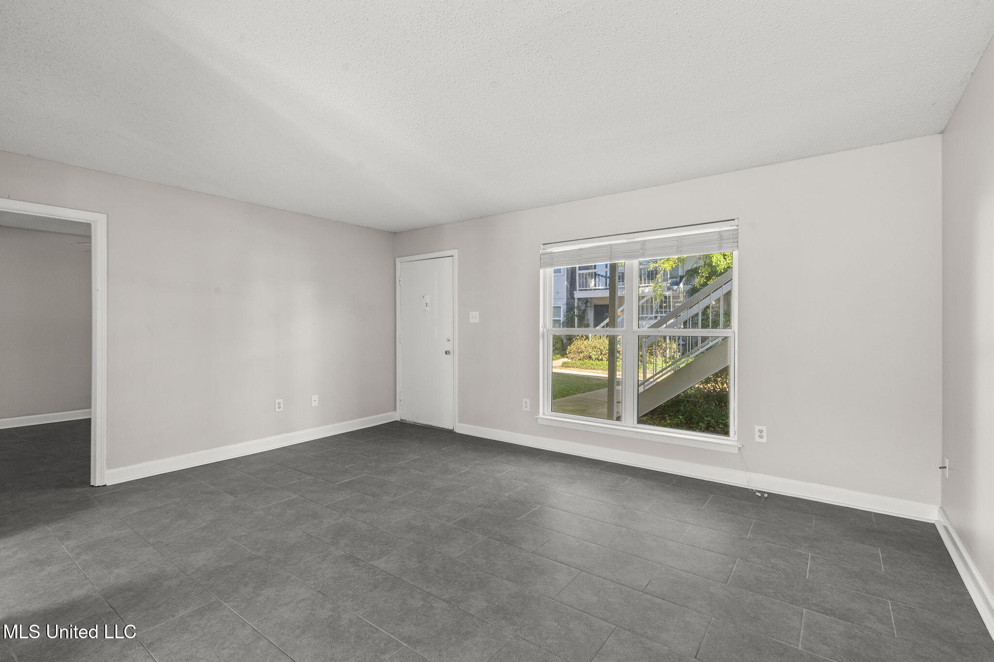 550 Post Road, Unit 803 Ridgeland, MS 39157 - Photo 8 of 50 large living room