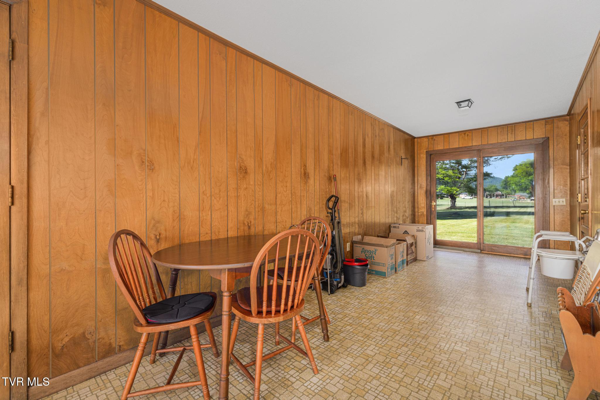 320 Mountain View Street Erwin, TN 37650 - Photo 15 of 44 Side Room