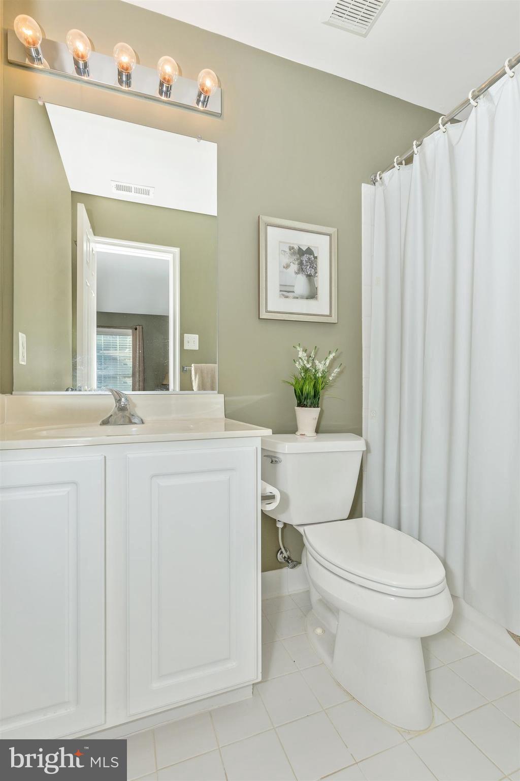 6653 South Clifton Road Frederick, MD 21703 - Photo 22 of 30 Private bath for 4th bedroom!
