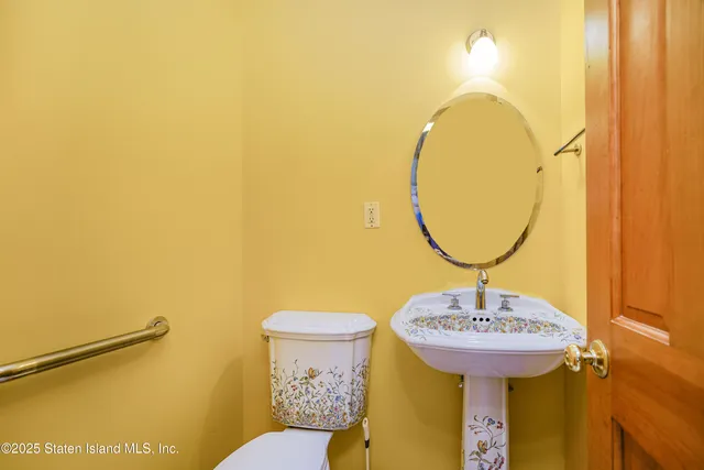 $1,590,000 | 528 Rathbun Avenue | Huguenot