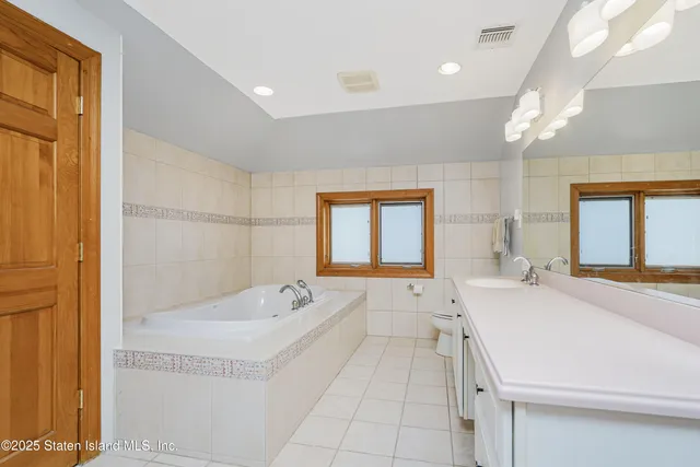 $1,590,000 | 528 Rathbun Avenue | Huguenot