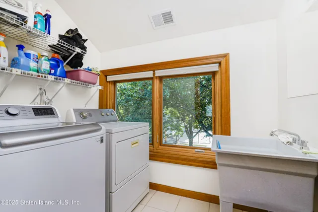 $1,590,000 | 528 Rathbun Avenue | Huguenot