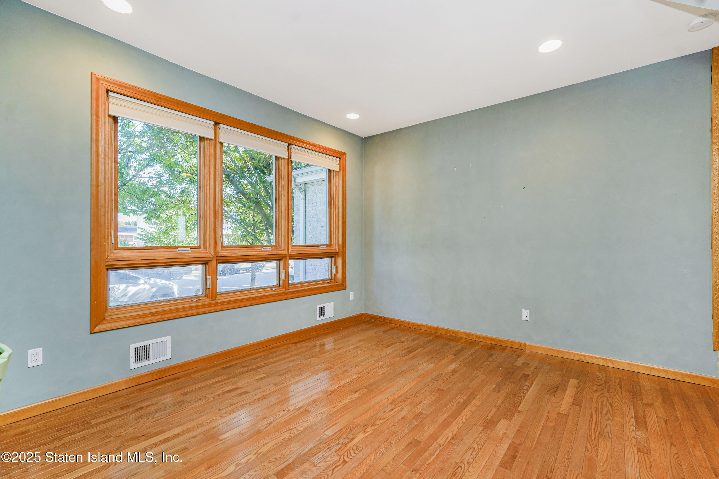 528 Rathbun Avenue Staten Island, NY 10312 - Photo 4 of 49 4