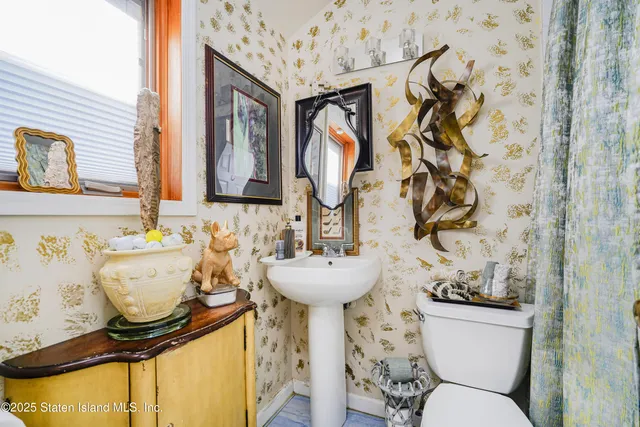 $1,590,000 | 528 Rathbun Avenue | Huguenot