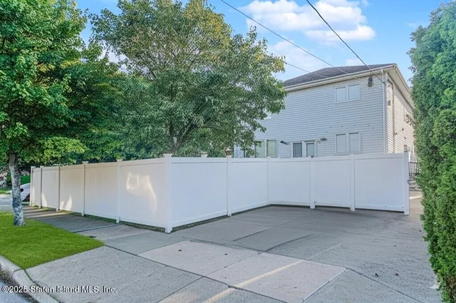 $1,590,000 | 528 Rathbun Avenue | Huguenot