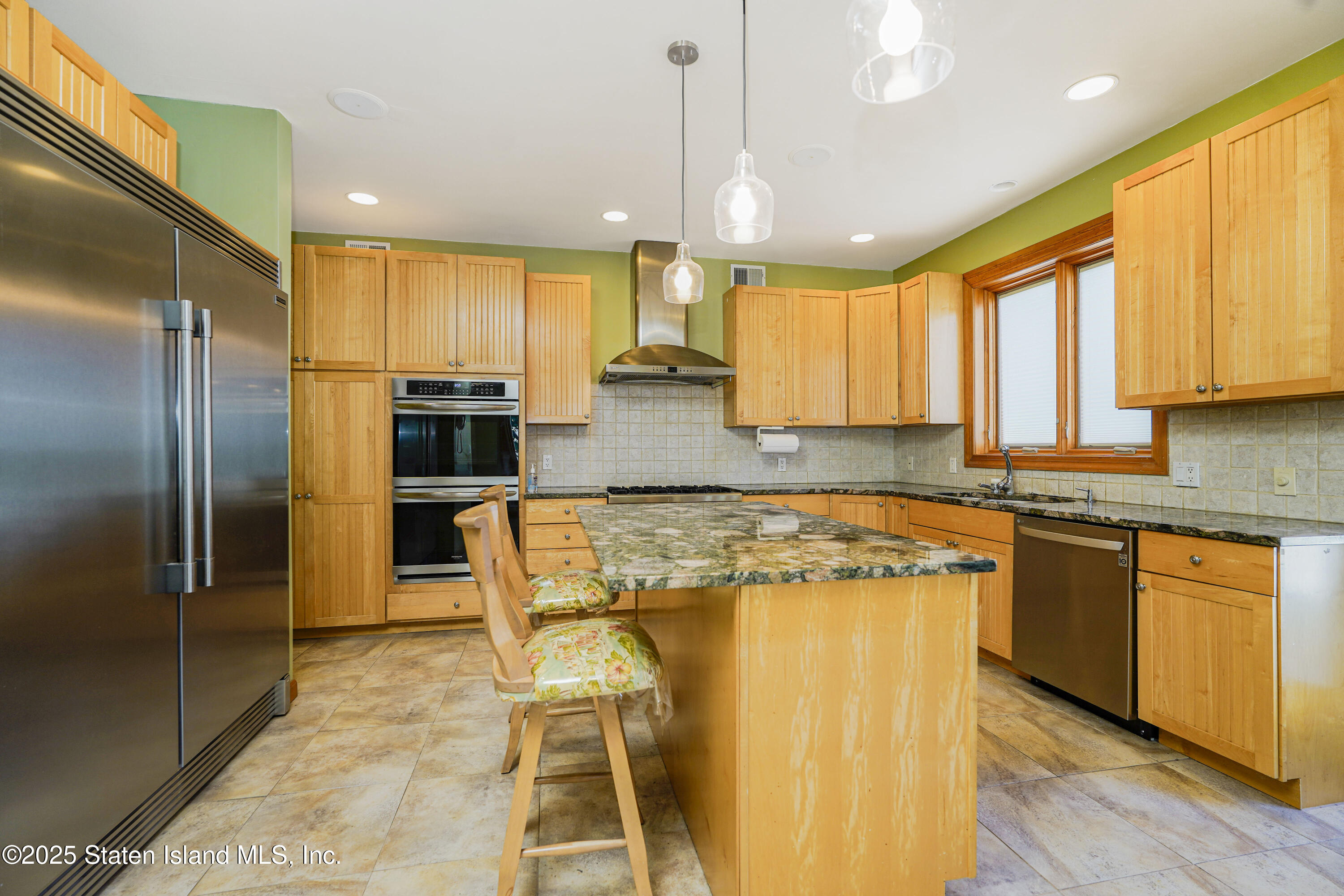 528 Rathbun Avenue Staten Island, NY 10312 - Photo 7 of 49 7