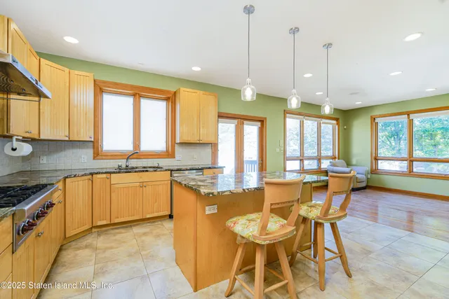 $1,590,000 | 528 Rathbun Avenue | Huguenot