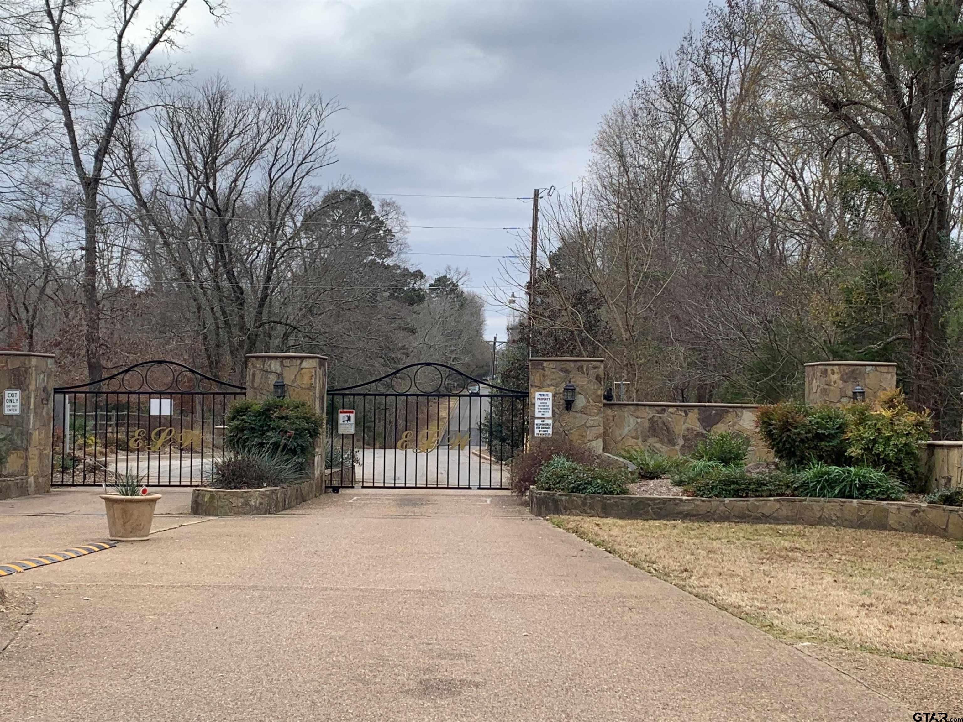 14113-14121 East Ridge Road Arp, TX 75750 - Photo 2 of 7 a balcony with fence