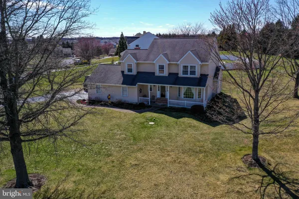 a view of house with a yard