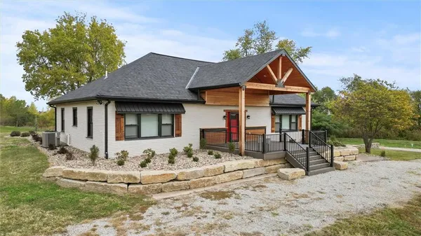 $625,000 | 35932 10th Highway, Rayville, MO 64084