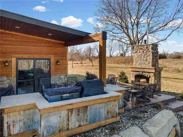 $625,000 | 35932 10th Highway, Rayville, MO 64084