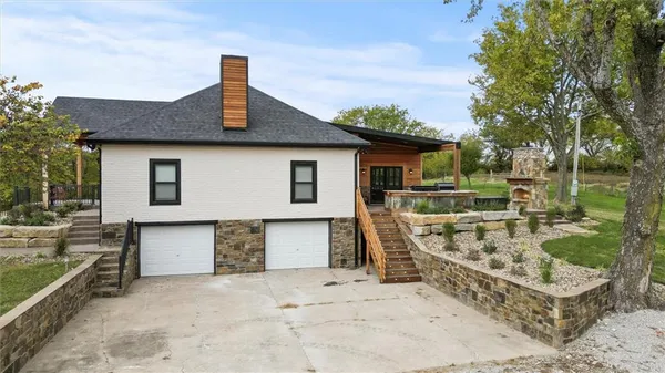 $625,000 | 35932 10th Highway, Rayville, MO 64084