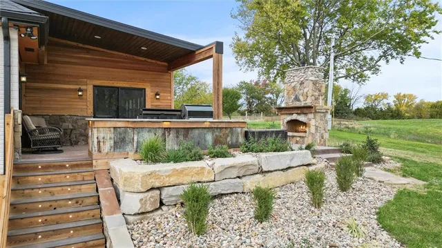 $625,000 | 35932 10th Highway, Rayville, MO 64084