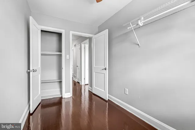 a view of empty room with a ceiling fan