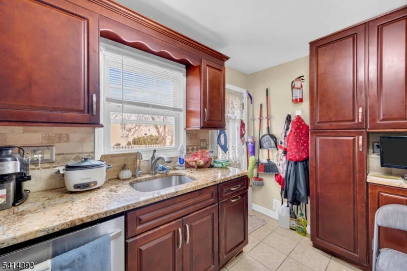 321 Sherwood Road Union, NJ 07083 - Photo 12 of 36