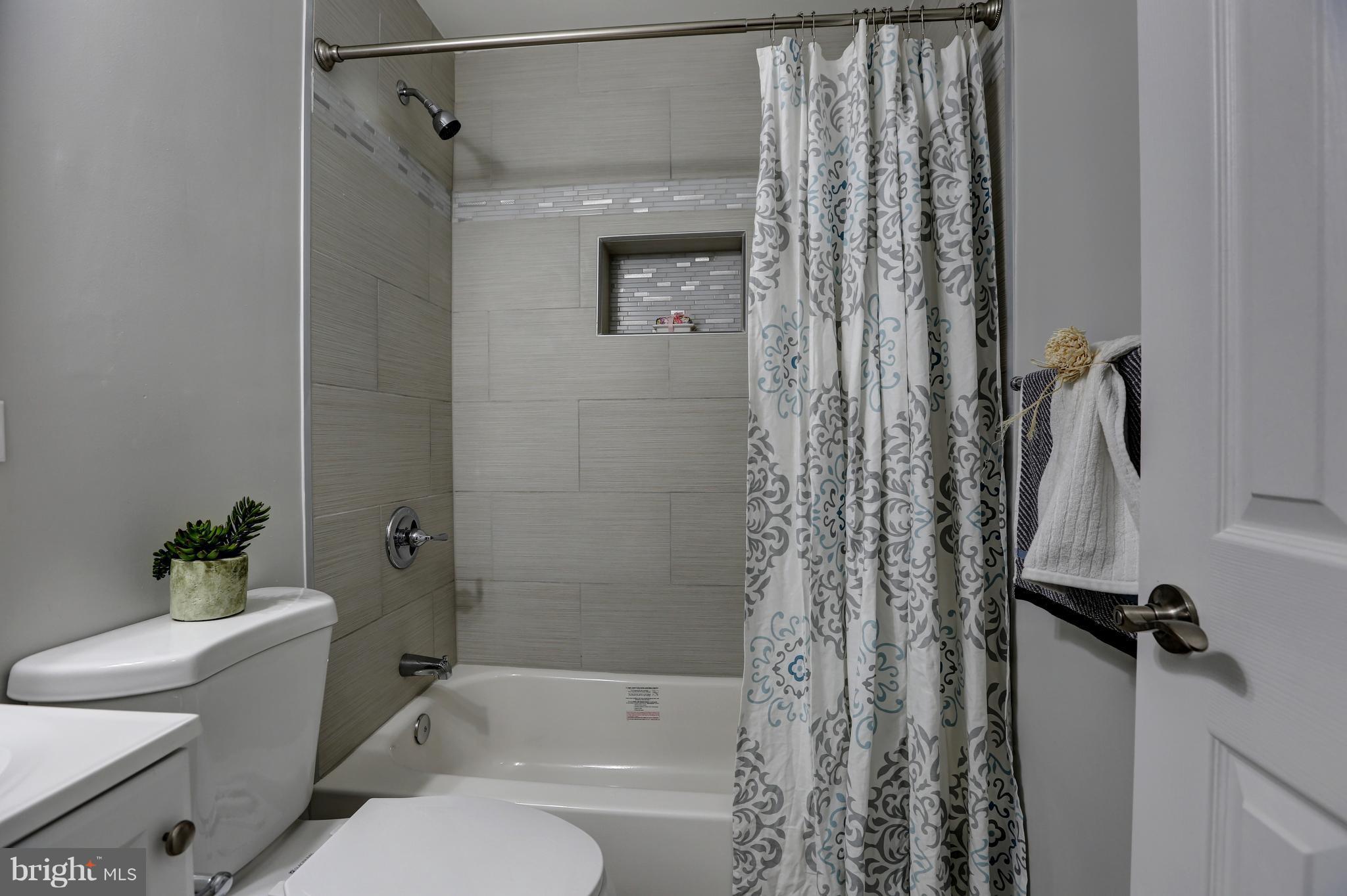 9101 Rolling View Drive Lanham, MD 20706 - Photo 15 of 30 Shared Bath