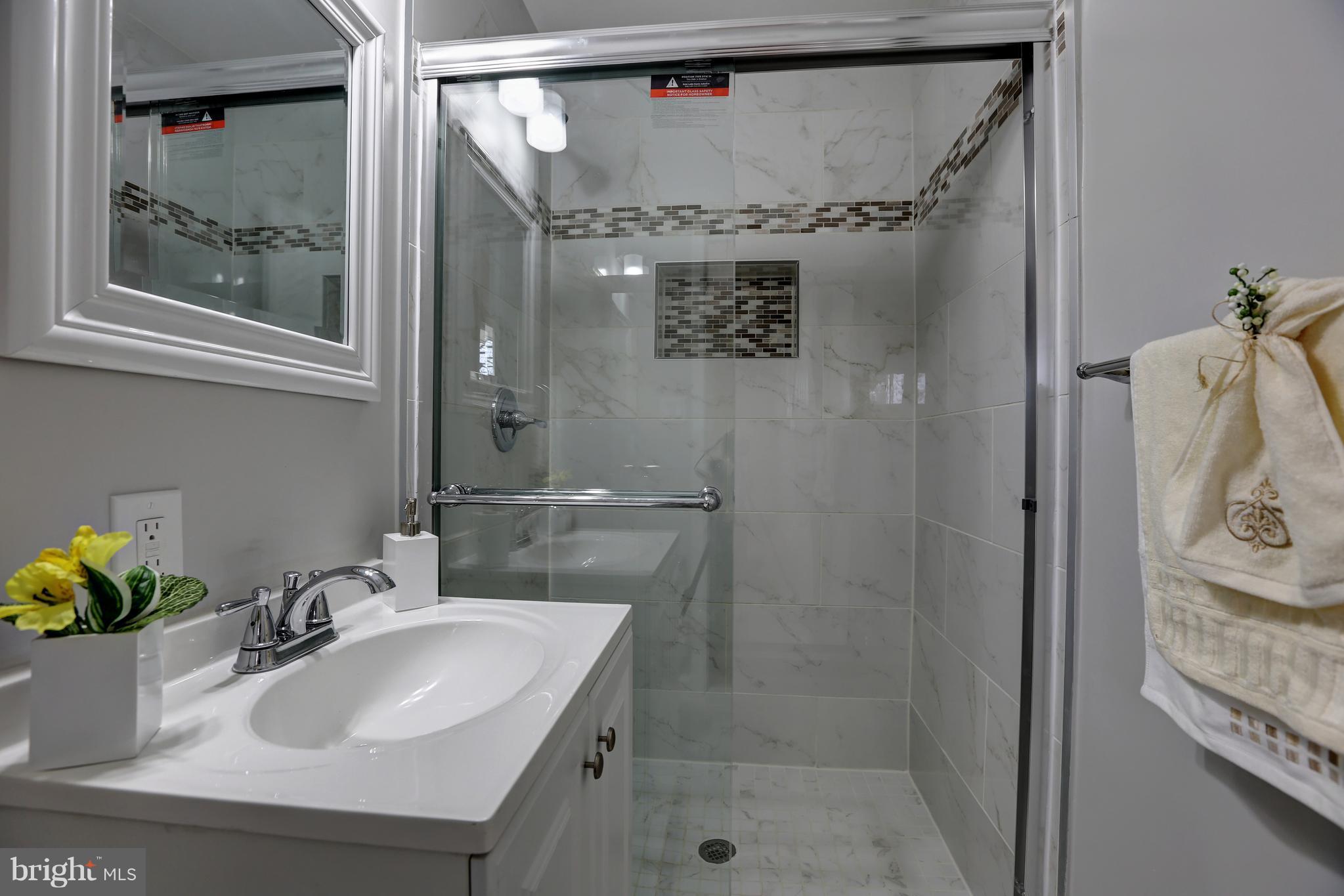 9101 Rolling View Drive Lanham, MD 20706 - Photo 17 of 30 Bath (Master)