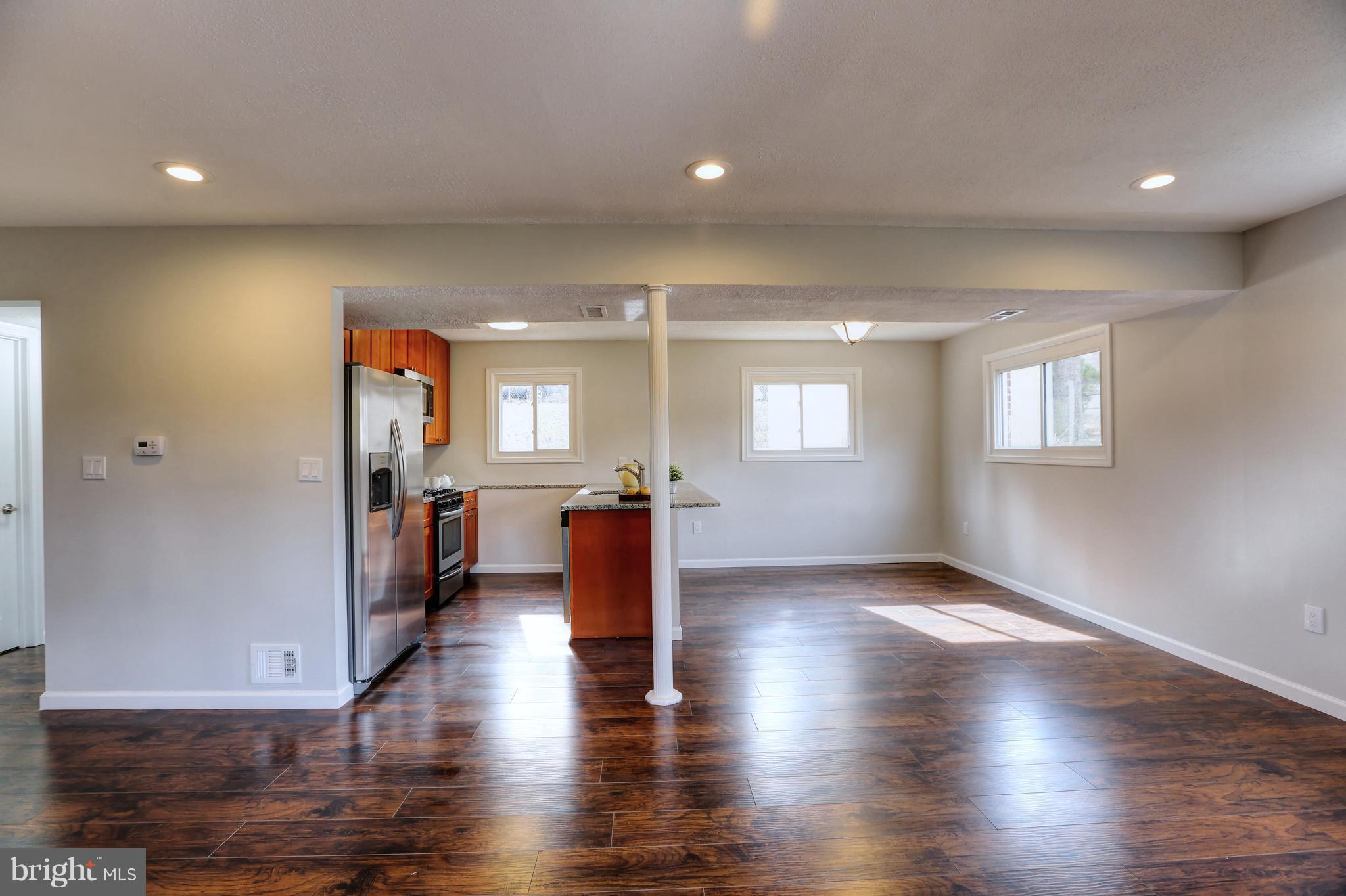 9101 Rolling View Drive Lanham, MD 20706 - Photo 4 of 30 Living Room