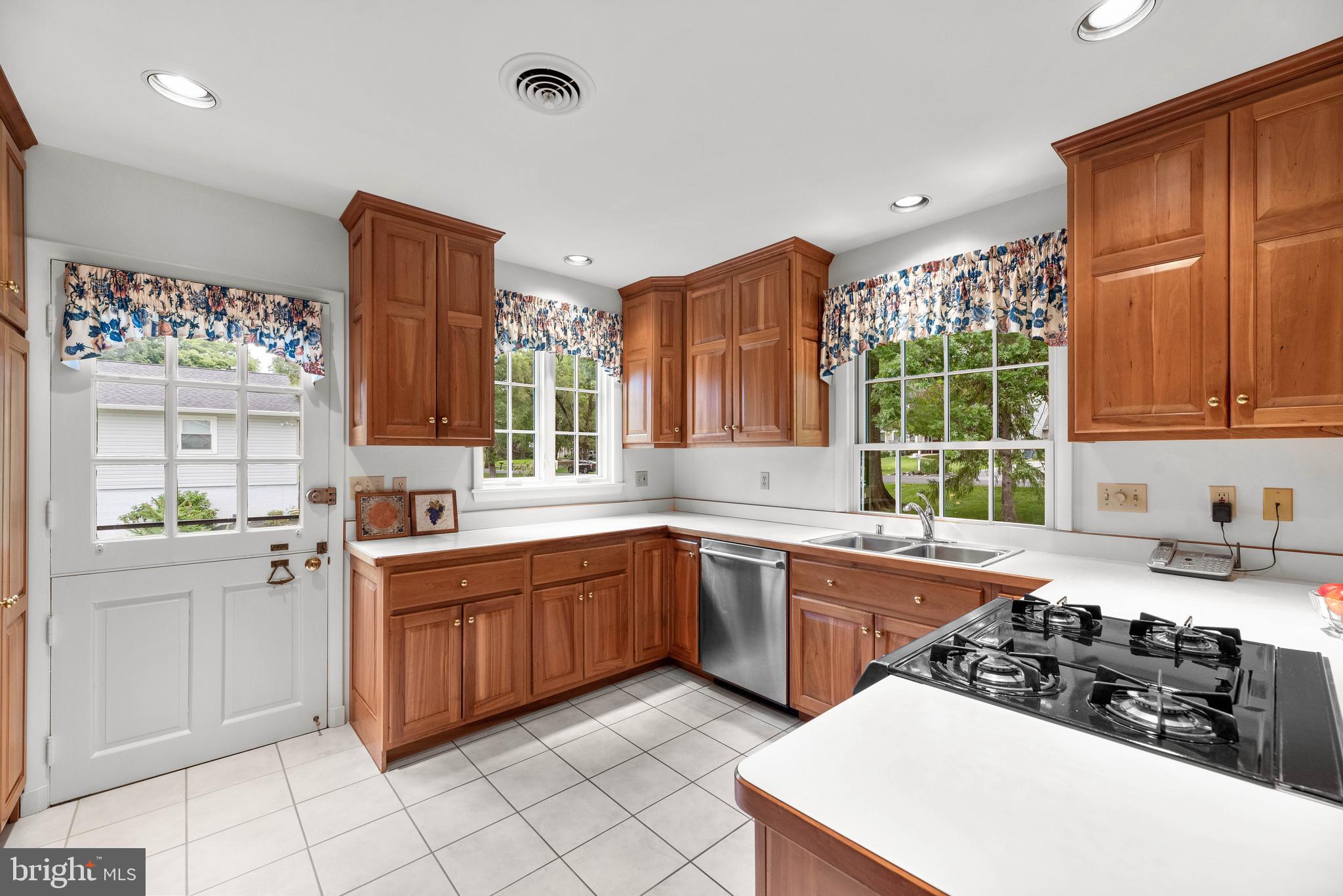 9118 Dunloggin Road Ellicott City, MD 21042 - Photo 11 of 49 Kitchen