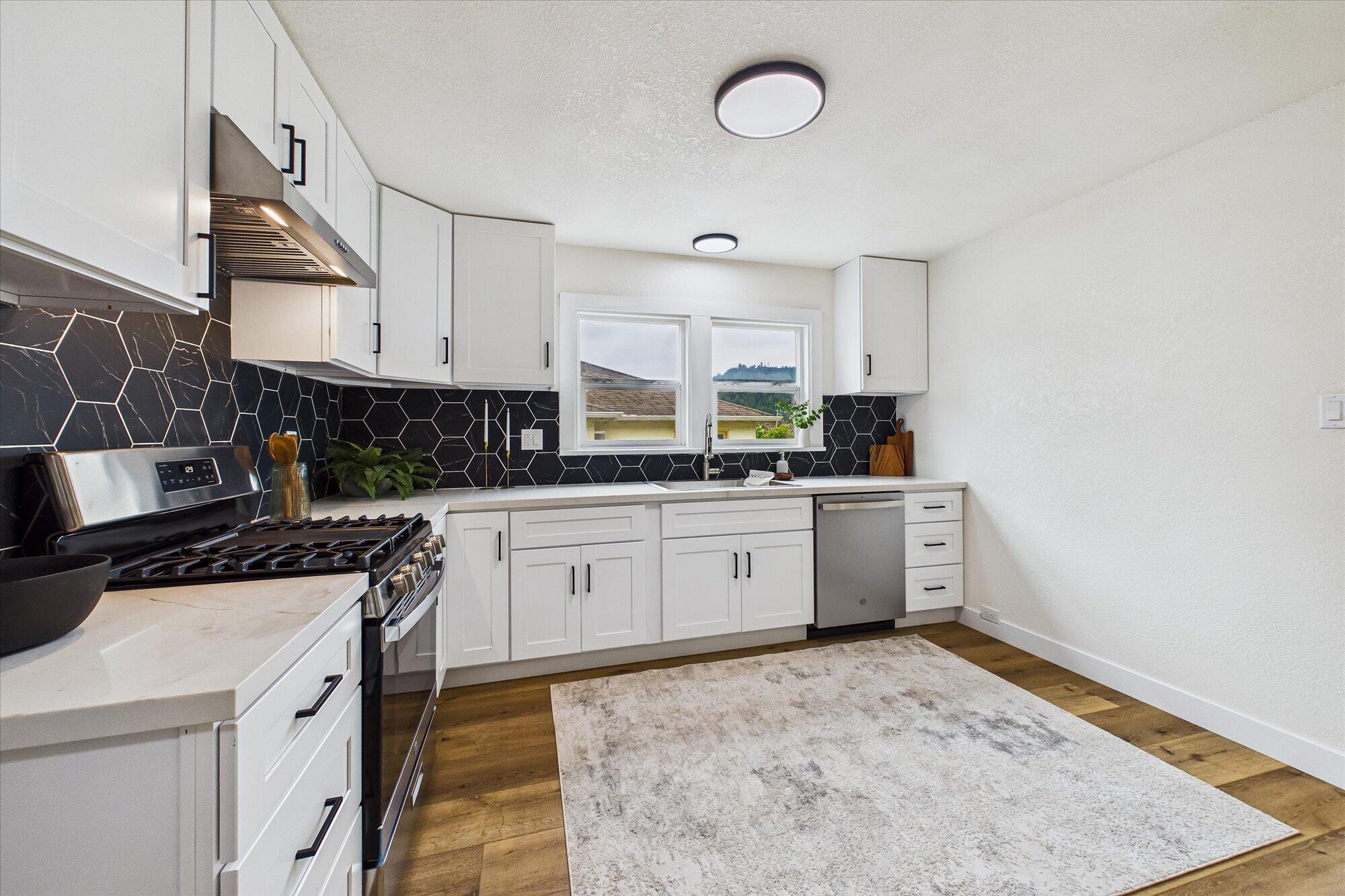 355 Douglas Street Rio Dell, CA 95562 - Photo 13 of 33
