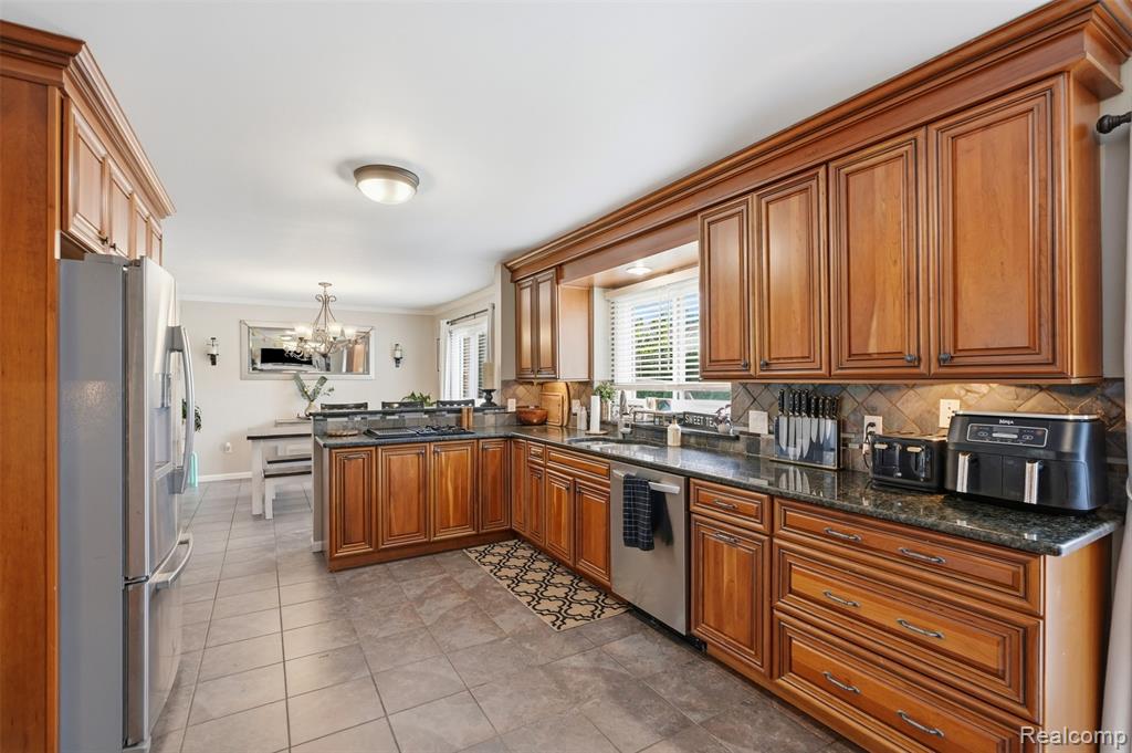 19364 Gill Road Livonia, MI 48152 - Photo 9 of 43 Gallery Image 9