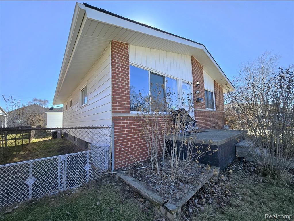 16830 Stephens Road Eastpointe, MI 48021 - Photo 4 of 30