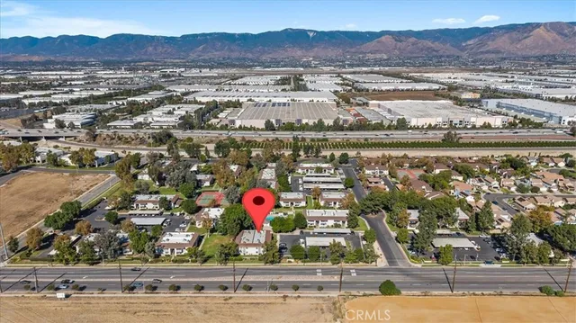 a picture of a wall and white wall