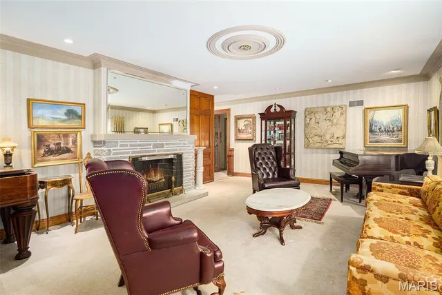 $995,000 | 7369 Whitehaven Drive, St. Louis, MO 63123