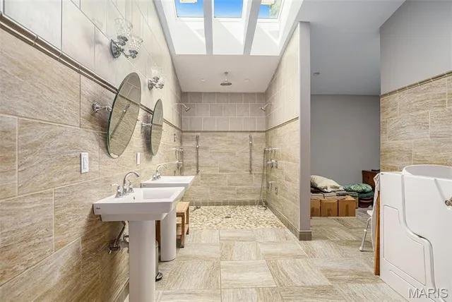 $995,000 | 7369 Whitehaven Drive, St. Louis, MO 63123