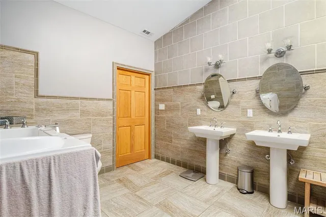 $995,000 | 7369 Whitehaven Drive, St. Louis, MO 63123