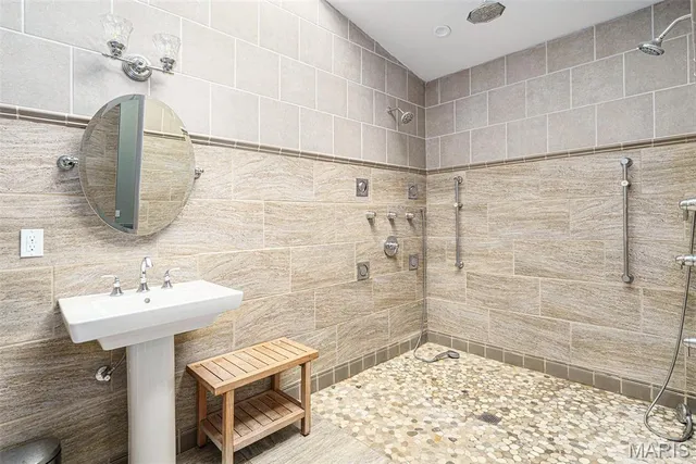 $995,000 | 7369 Whitehaven Drive, St. Louis, MO 63123