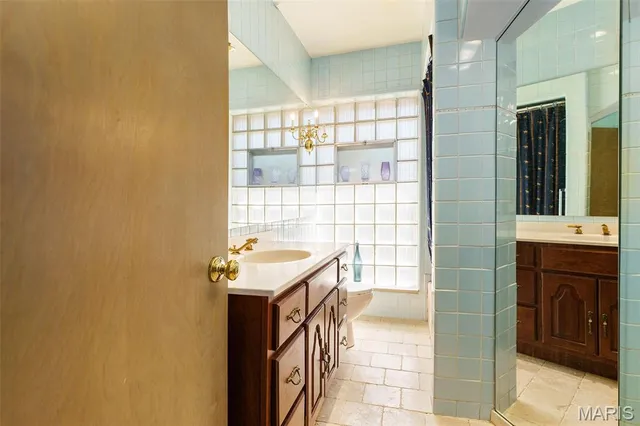 $995,000 | 7369 Whitehaven Drive, St. Louis, MO 63123