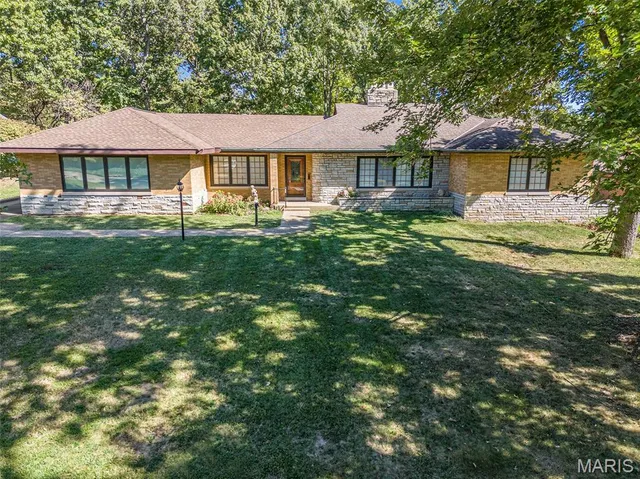 $995,000 | 7369 Whitehaven Drive, St. Louis, MO 63123