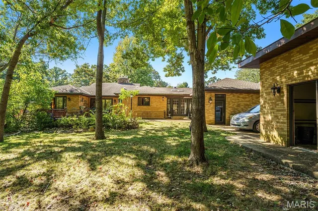 $995,000 | 7369 Whitehaven Drive, St. Louis, MO 63123