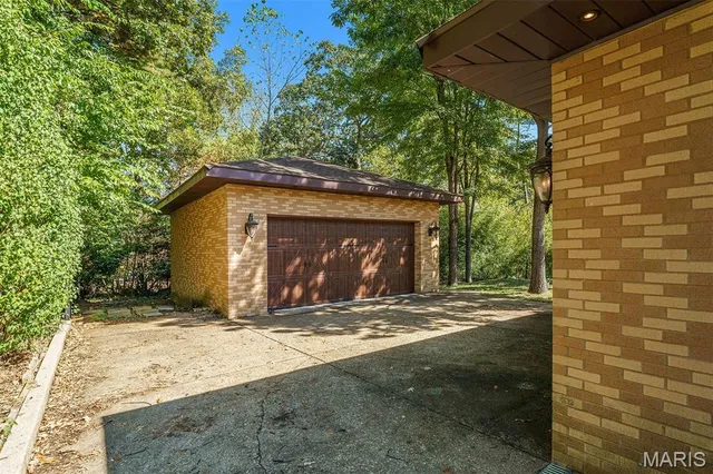 $995,000 | 7369 Whitehaven Drive, St. Louis, MO 63123