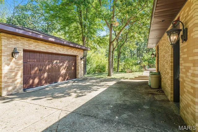 $995,000 | 7369 Whitehaven Drive, St. Louis, MO 63123