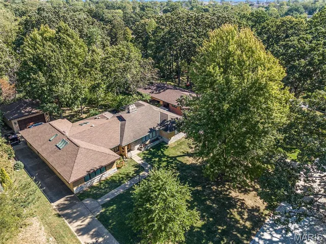$995,000 | 7369 Whitehaven Drive, St. Louis, MO 63123