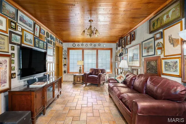 $995,000 | 7369 Whitehaven Drive, St. Louis, MO 63123