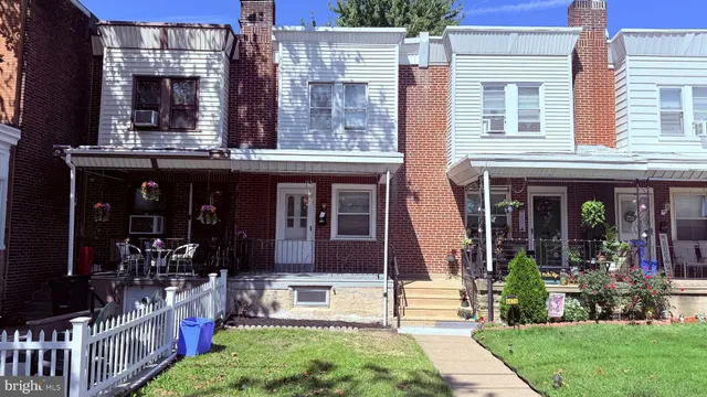 front view of house with a yard