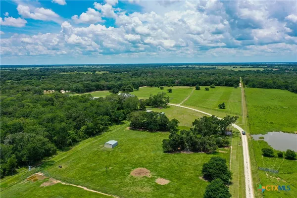 a view of a back yard of a green field