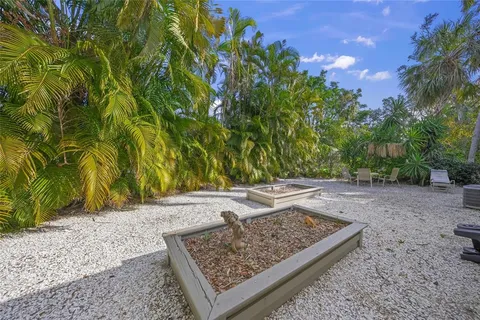 $1,995,000 | 3331 Old Oak Drive, Sarasota, FL 34239