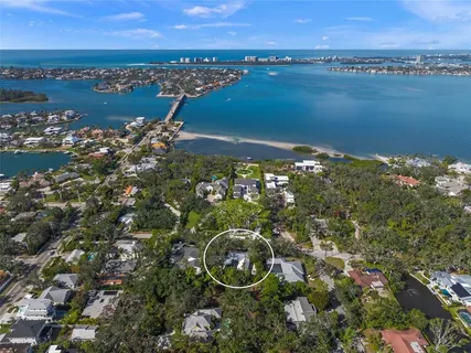 $1,995,000 | 3331 Old Oak Drive, Sarasota, FL 34239