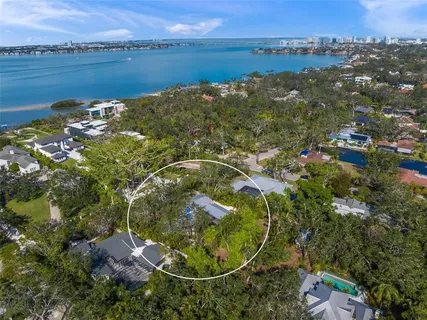 $1,995,000 | 3331 Old Oak Drive, Sarasota, FL 34239