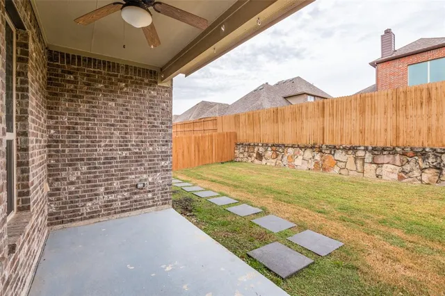 a view of a pathway with a yard