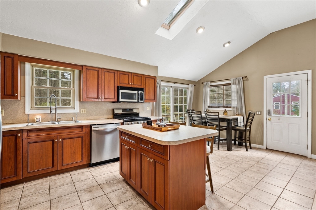 7 Helen Street Wareham, MA 02576 - Photo 4 of 31