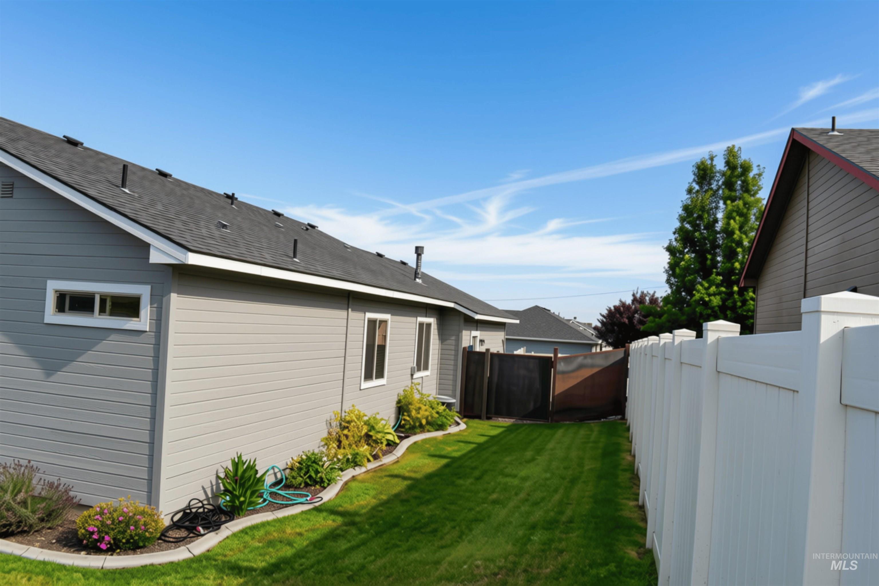 2110 East Ridgeview Avenue Payette, ID 83661 - Photo 16 of 19 Side yard
